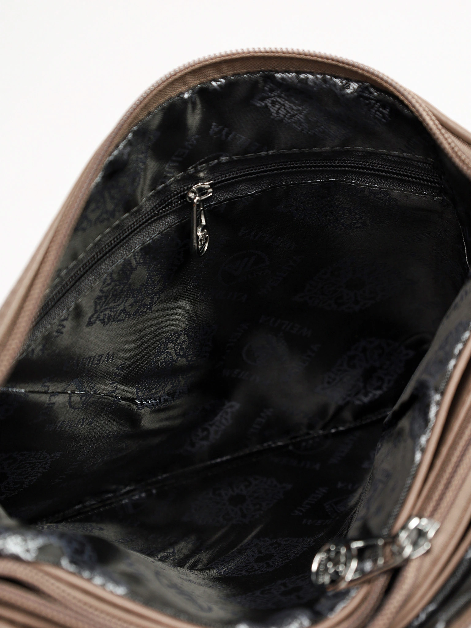 Сумка-кроссбоди с декоративным патчем в ассортименте